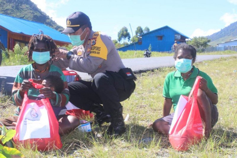 Bhayangkari Puncak Jaya bagikan bahan pokok dan masker kepada warga