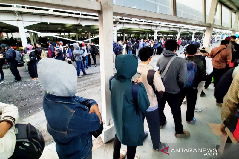 KRL batasi jumlah penumpang, antrean mengular di Stasiun Bogor