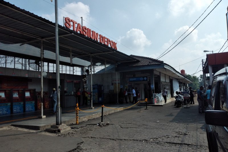 Calon penumpang KRL di Stasiun Depok masih lengang