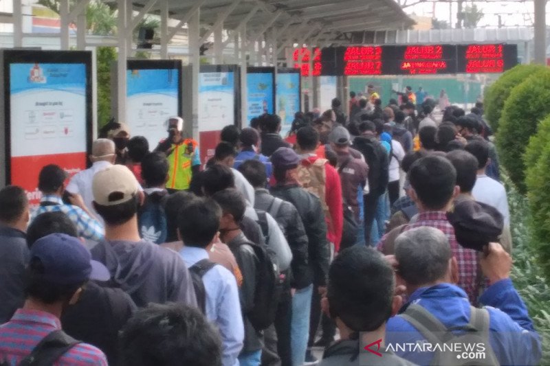 Ribuan calon penumpang KRL tujuan Jakarta mengantre di Stasiun Bogor