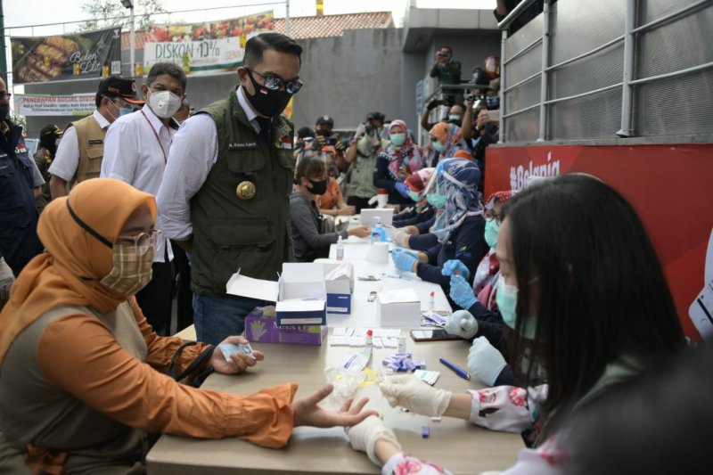 Gubernur Jawa Barat tinjau tes cepat COVID-19 di Kota Cimahi