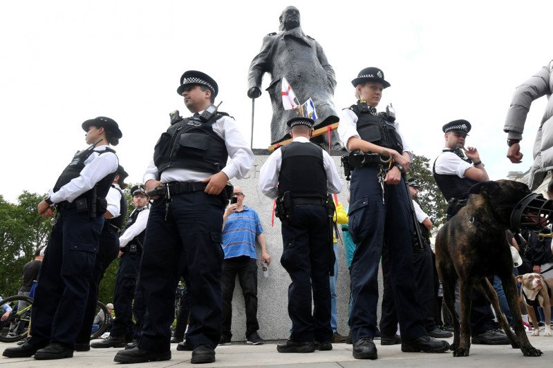 Jelang demo anti-rasisme di Inggris, patung Churchill dan tugu lain ditutup