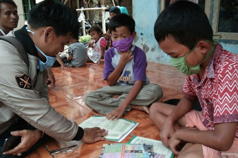 Guru datangi rumah siswa karena jaringan internet terbatas di pelosok Cianjur