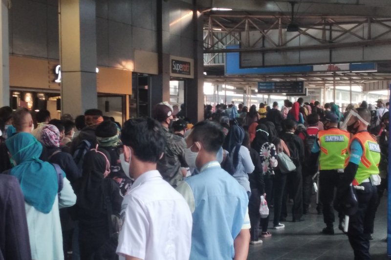 Calon penumpang KRL di Stasiun Citayam padat