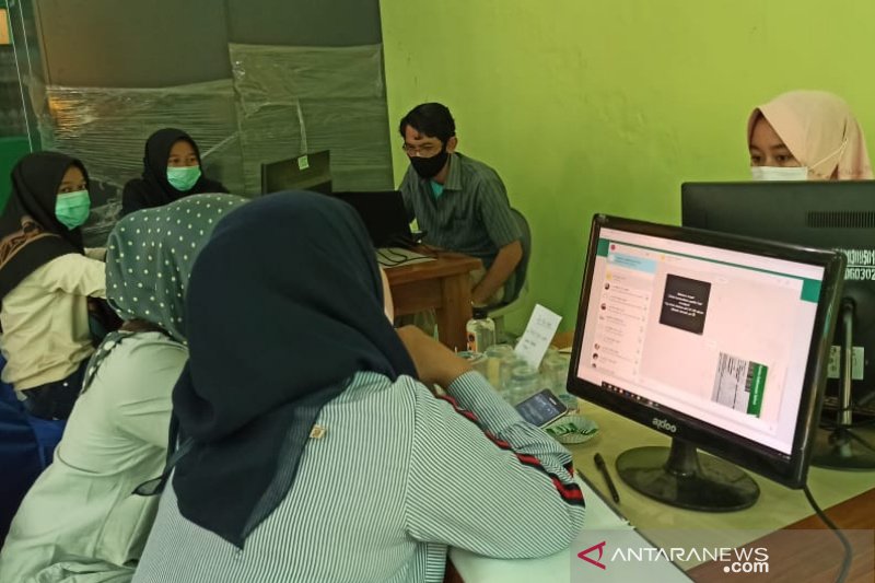 Di Garut, orang tua siswa kesulitan daftar sekolah secara daring