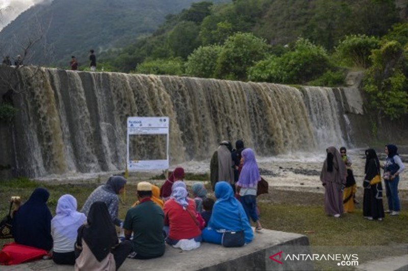 Pengunjung nikmati panorama alam 