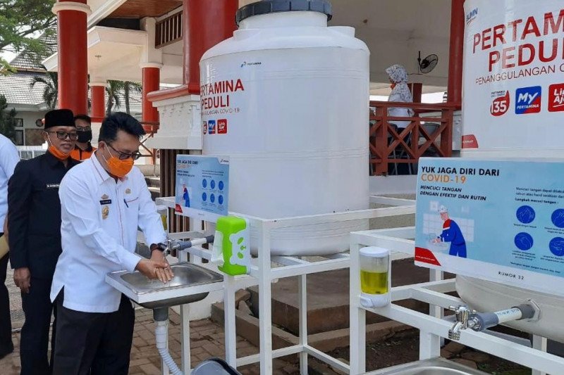 Pertamina salurkan bantuan 10 unit wastafel untuk Pemkab Lampung Selatan