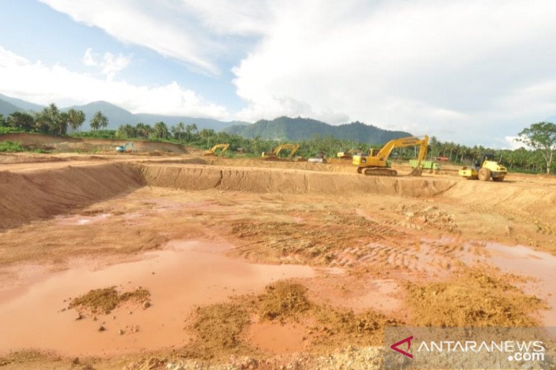 Proses pembangunan tambak udang intensif di Parimo