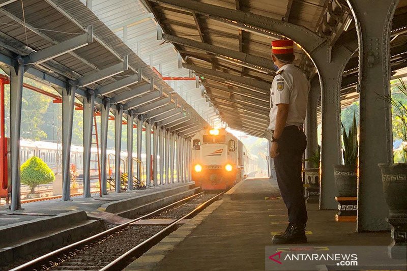 Daop 2 operasikan sejumlah kereta lokal dan jarak jauh di Stasiun Purwakarta