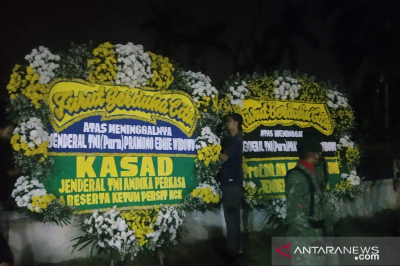 Jenazah Pramono Edhie Tiba Di Puri Cikeas, Kerabat Berdatangan - ANTARA ...