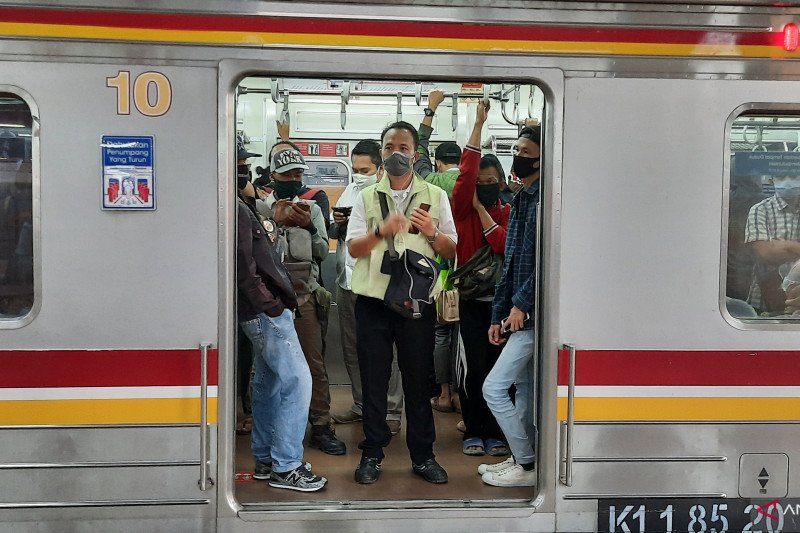 Calon penumpang rute Bogor dan Bekasi terpantau padat di Stasiun Manggarai