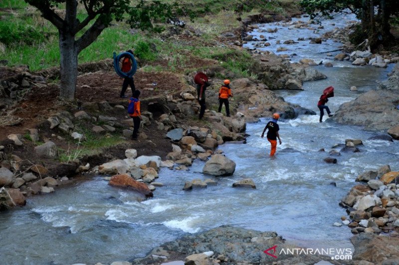 Pencarian korban longsor hari ketiga