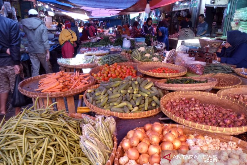 Pasokan barang pokok untuk pasar tradisional di Garut normal