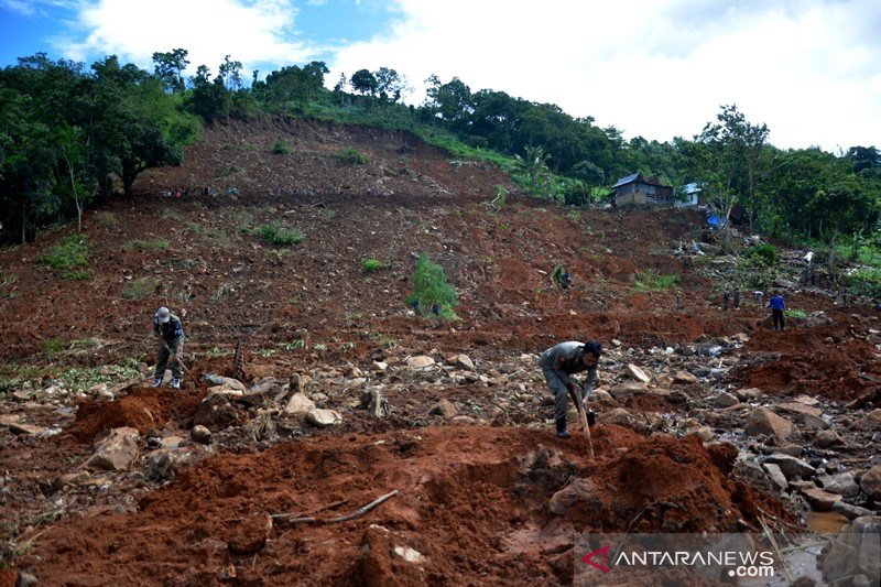 Pencarian korban longsor hari ketiga