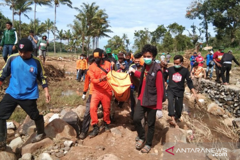 Evakuasi korban tanah longsor Rumbia