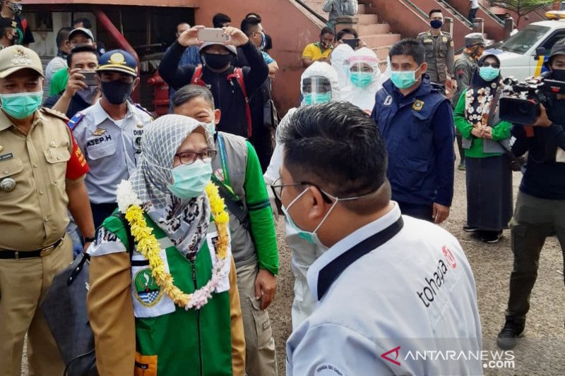 Dulu diusir, kini tenaga medis disambut kalungan bunga di Pasar Cileungsi