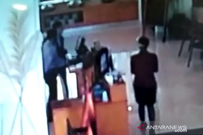 Tidak terima ditegur, oknum rombongan anggota DPRD Jabar pukul pegawai hotel terekam CCTV