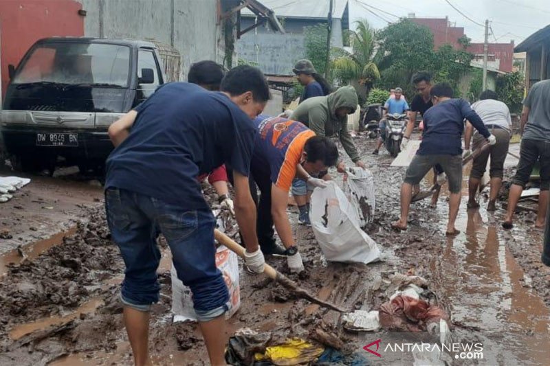 Relawan Pemuda Bantaeng gelar aksi sosial bersihkan lumpur akibat banjir