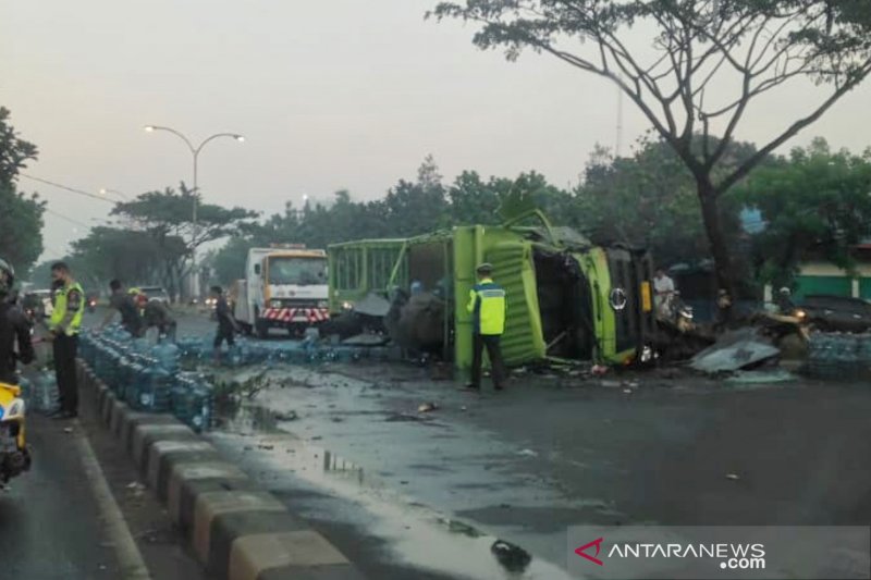 Truk bermuatan galon air kemasan kecelakaan bikin macet tiga km di Bandung