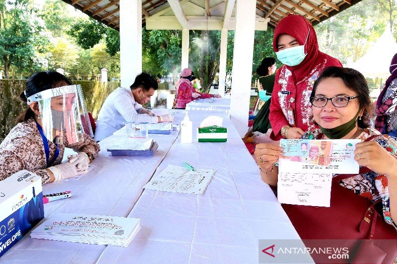 Pemprov salurkan bantuan kepada pelaku usaha terdampak COVID-19 di Kalteng
