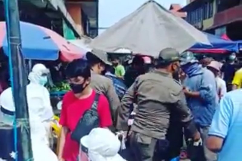 Penularan COVID-19 di Pasar Tos 3000 masih ditelusuri