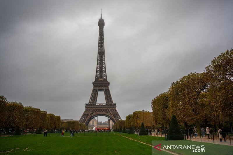 Menara Eiffel kembali dibuka untuk umum