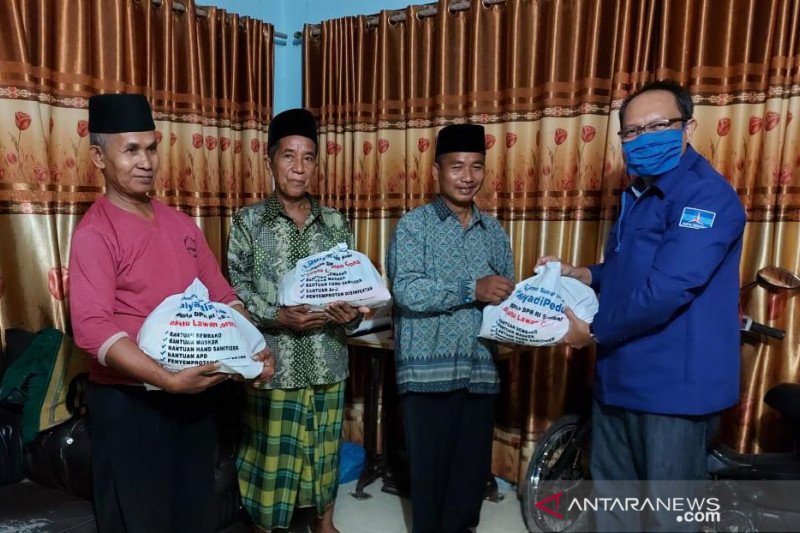 Mulyadi salurkan bantuan Sembako untuk Dai yang terdampak ekonomi akibat COVID-19 di Padang