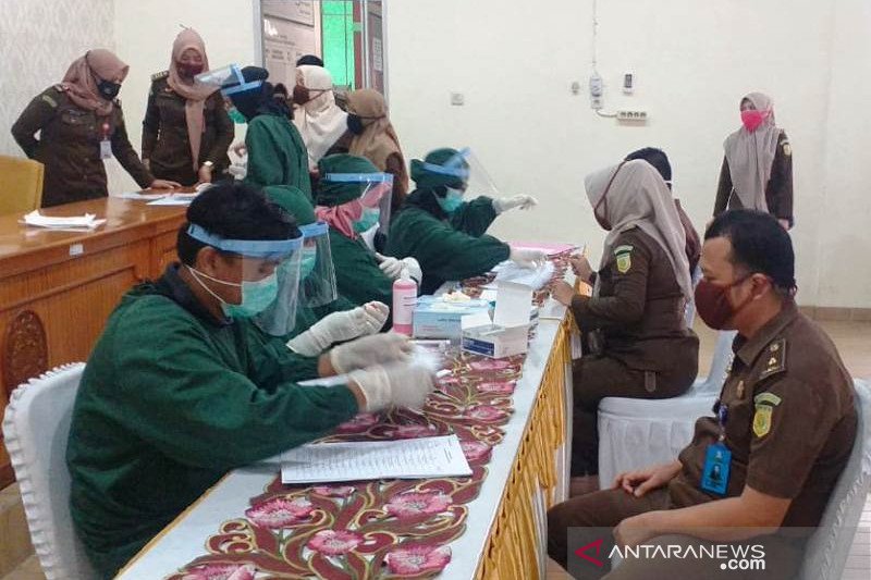 Pegawai Kejari Solok jalani tes cepat cegah COVID-19