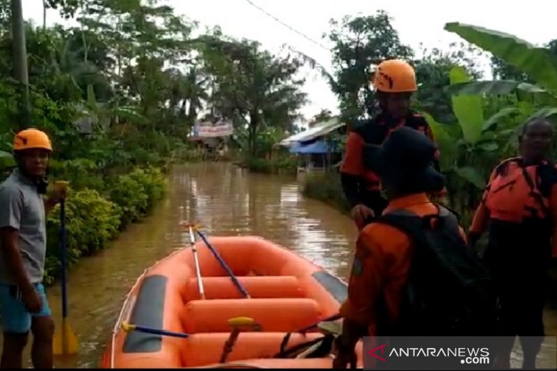 Ratusan rumah di Tasikmalaya terendam banjir akibat luapan dua sungai