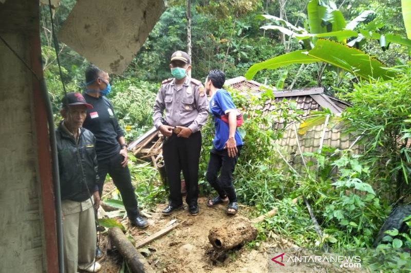 Seorang warga tewas tertimpa tanah longsor di Tasikmalaya