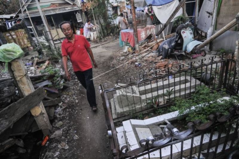 Warga Melintas di Samping Kuburan Berada di Akses Jalan Lingkungan Pemukiman Warga