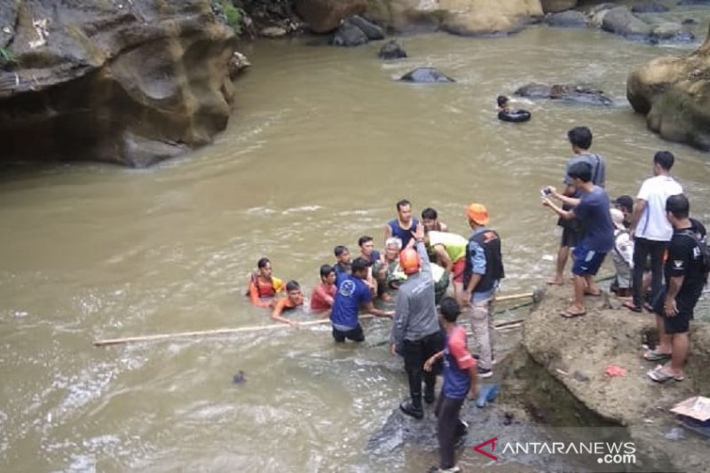 Tim SAR gabungan temukan jasad bocah terseret arus sungai Cimahi