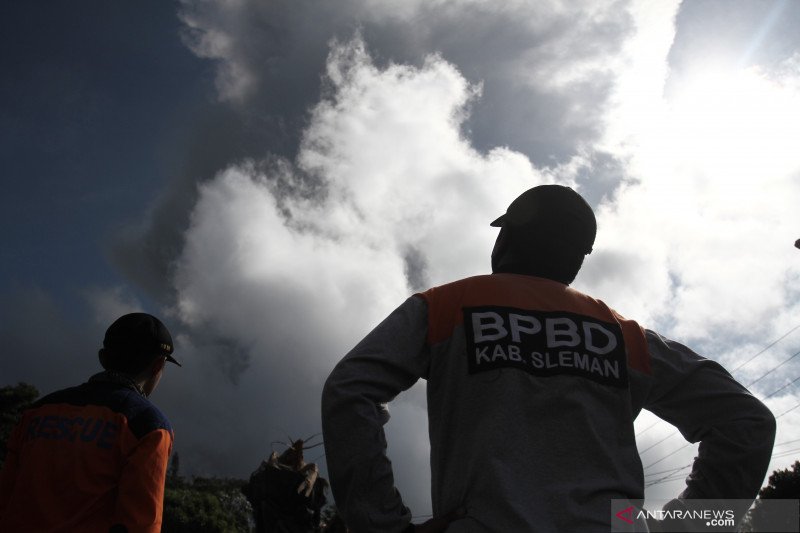 Gunung Merapi dua kali meletus pada Minggu pagi