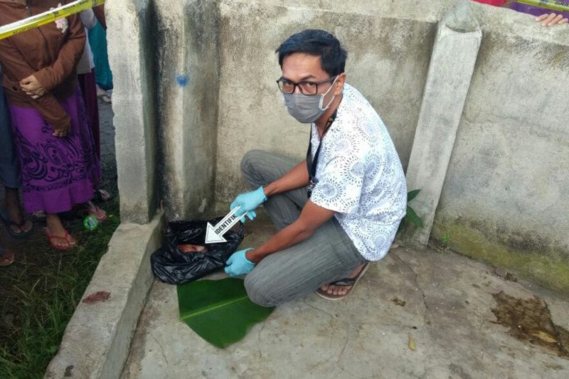 Geger! mayat bayi bermandikan darah terbungkus plastik ditemukan di sumur umum