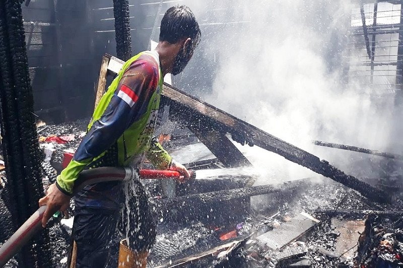 Seorang nenek berhasil diselamatkan saat api membakar rumahnya