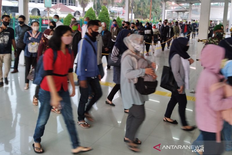 Antrean calon penumpang KRL di Stasiun Bogor masih sangat panjang