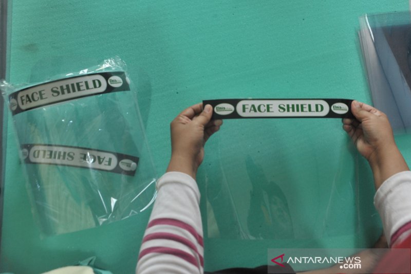 Produksi face shield di Palembang