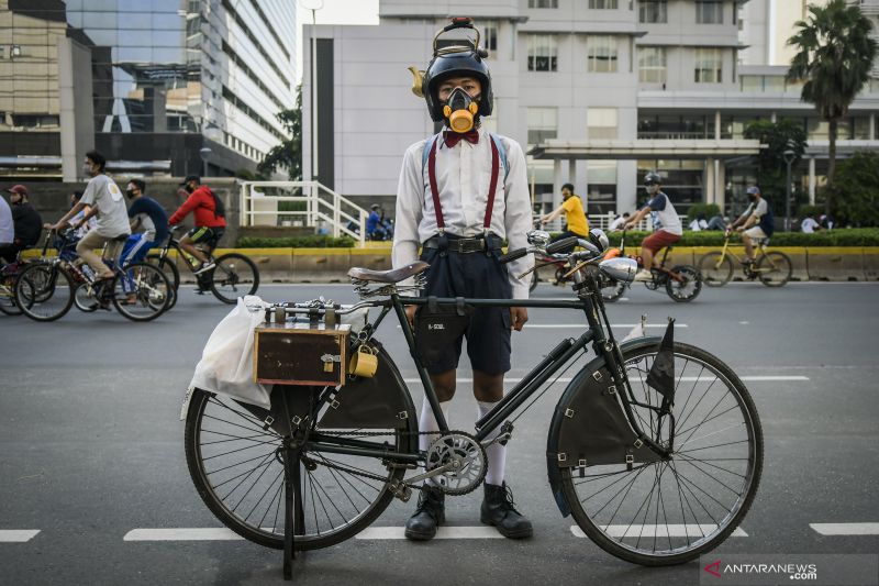 Gaya berbusana warga di era Normal Baru