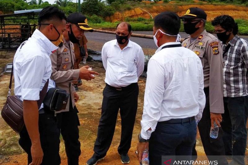 Ribuan ikan mati di sungai, polisi ambil sampel lakukan penyelidikan