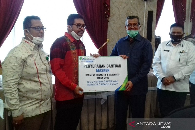 Lindungi pekerja badan usaha, BPJAMSOSTEK Cabang Solok serahkan bantuan 6.000 masker