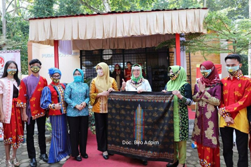 Lampung luncurkan kain sarung Pelangi Belah Ketupat