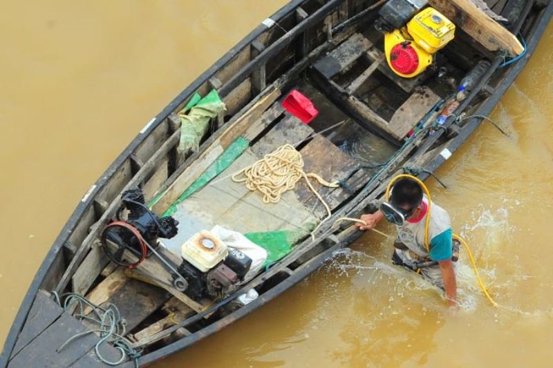 Penyelam Mencari Emas di Sungai Batanghari Jambi