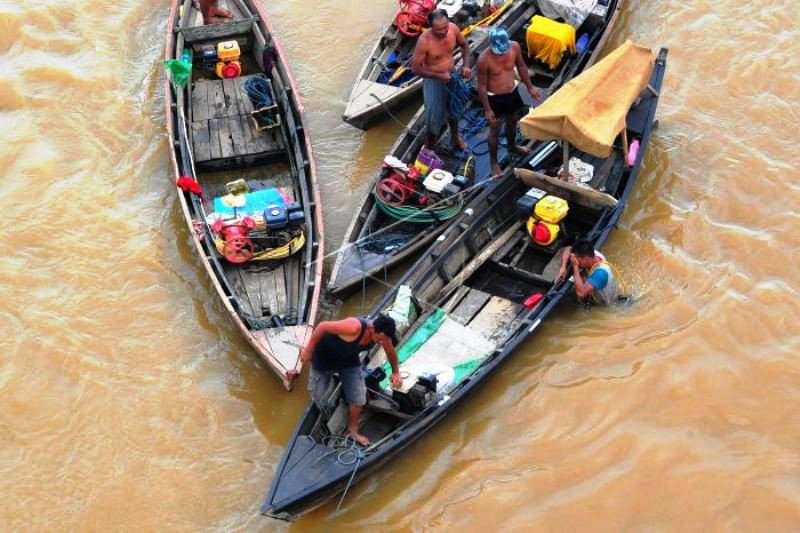 Penyelam Pencari Emas Di Sungai Batanghari