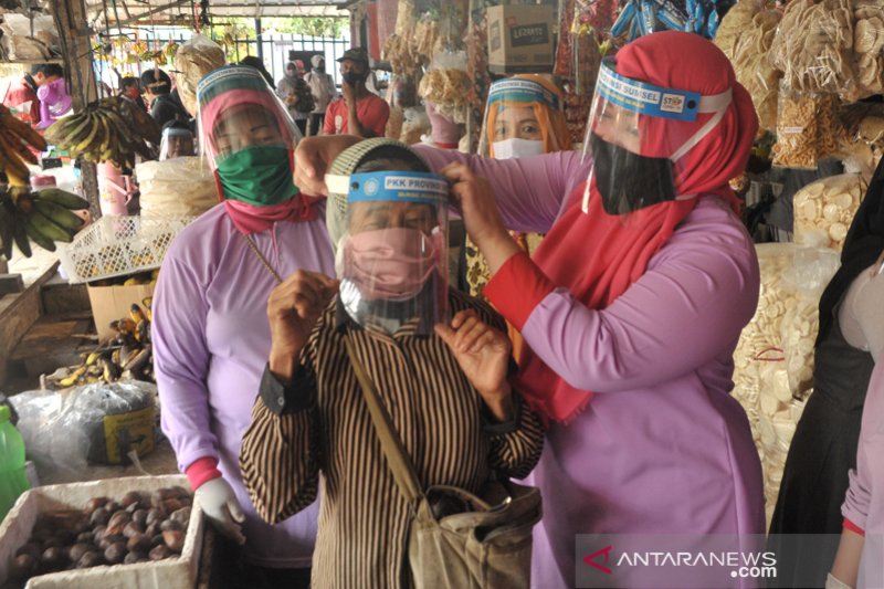 Pedagang Pasar Sekip Ujung Terima Bantuan Pelindung Diri