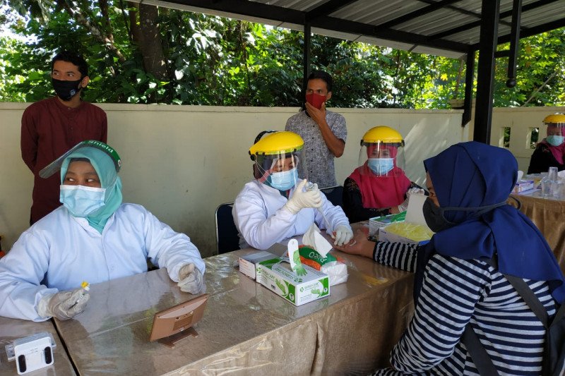 Ratusan anggota PPS Pariaman jalani tes cepat sebelum laksanakan verifikasi faktual Pilkada Sumbar