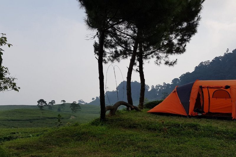 UI bina pengelola wisata kemping Gunung Luhur di Bogor hadapi era normal baru