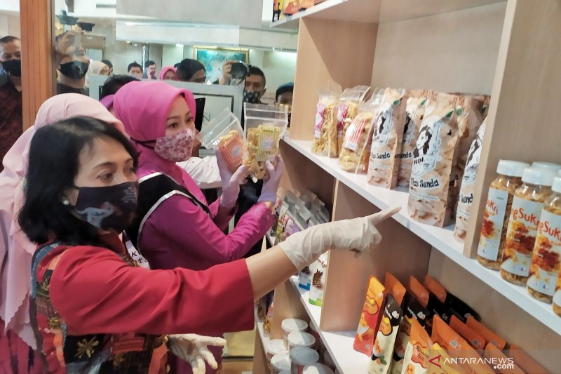 Pertamina fasilitasi pojok kriya UMKM hasil karya perempuan di Bandung