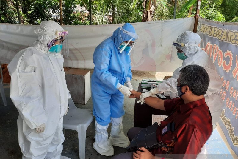 Penyelenggara pilkada di Batam jalani tes cepat COVID-19