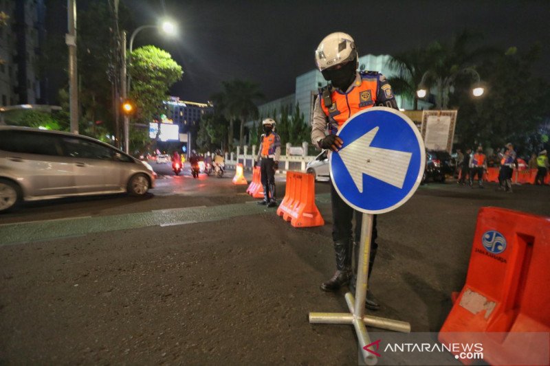 Polrestabes Bandung tetap tutup sejumlah ruas jalan di malam akhir pekan