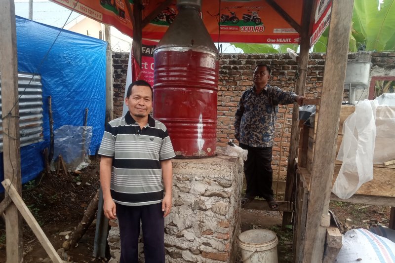 Petani di Agam olah sampah tanaman jadi minyak